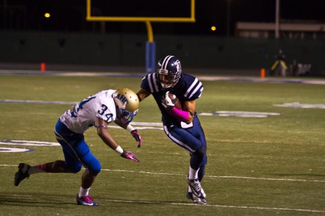 Robert Abeyta (7) caught five passes for 121 yards and two TDs in the team's 55-25 win over Allan Hancock.