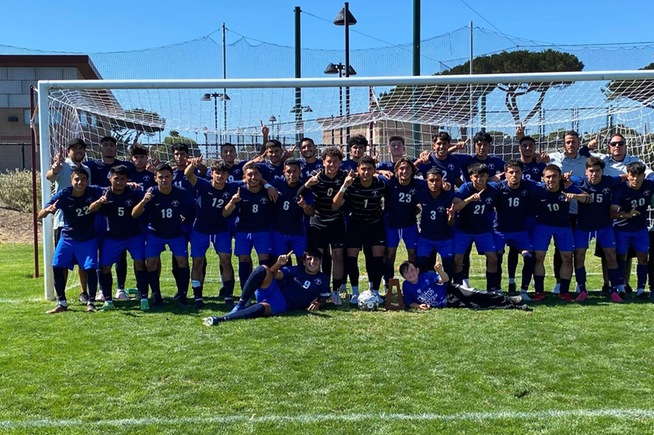 Men's soccer team celebrates after winning the Hartnell Tournament title
