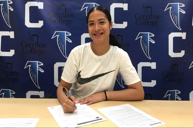 Jesenia Rendon signs with Vanguard University
