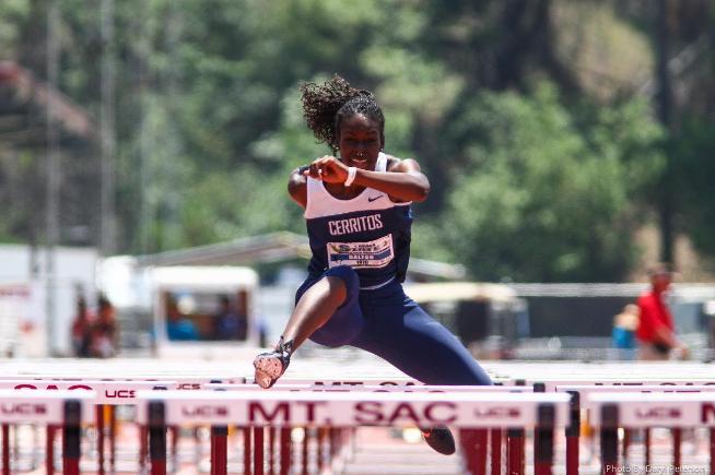 Alexus Dalton running the 100-meter HH at the state championships